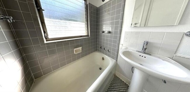 Building Photo - 1013 23rd St W