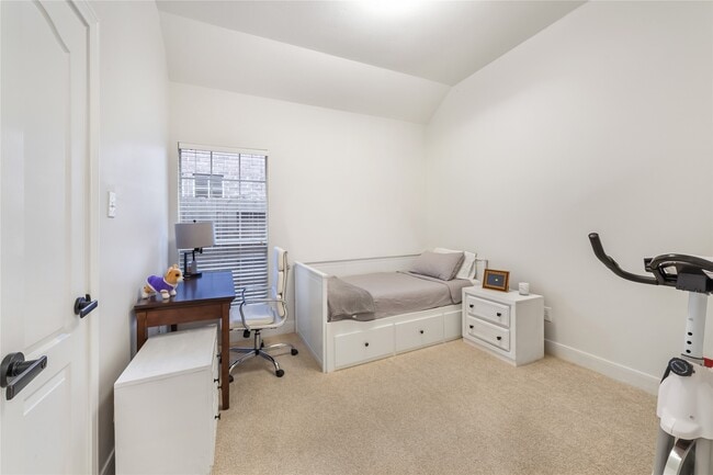 Building Photo - 1611 Lakeside Enclave Dr