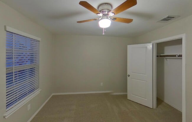 Building Photo - MOVE IN READY