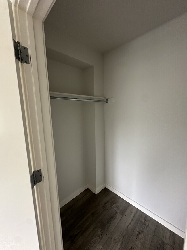 Building Photo - Now Available! Private room in 3 bed / 2 bath condo