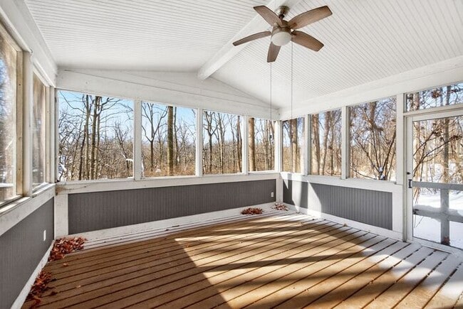 Building Photo - Beautiful Home surrounded by nature!