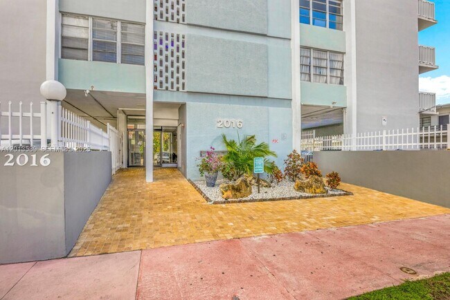 Building Photo - 2016 Bay Dr