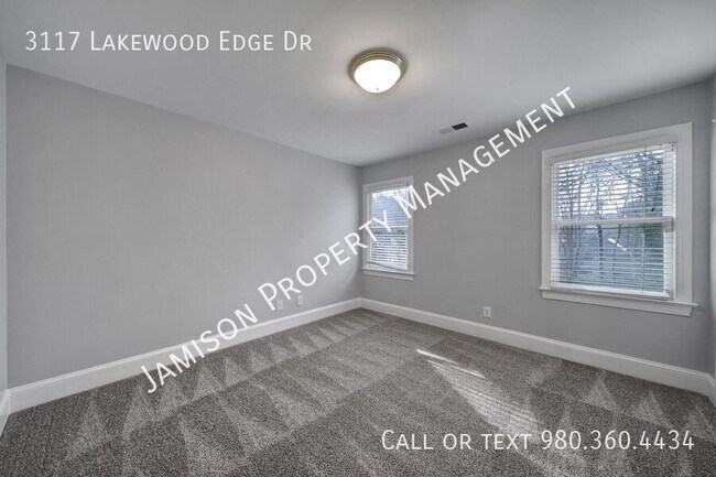 Building Photo - 3117 Lakewood Edge Dr