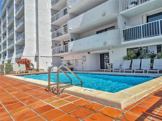 Building Photo - 1650 NE 115th St