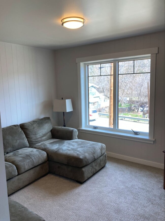 Building Photo - 408 S 1st St