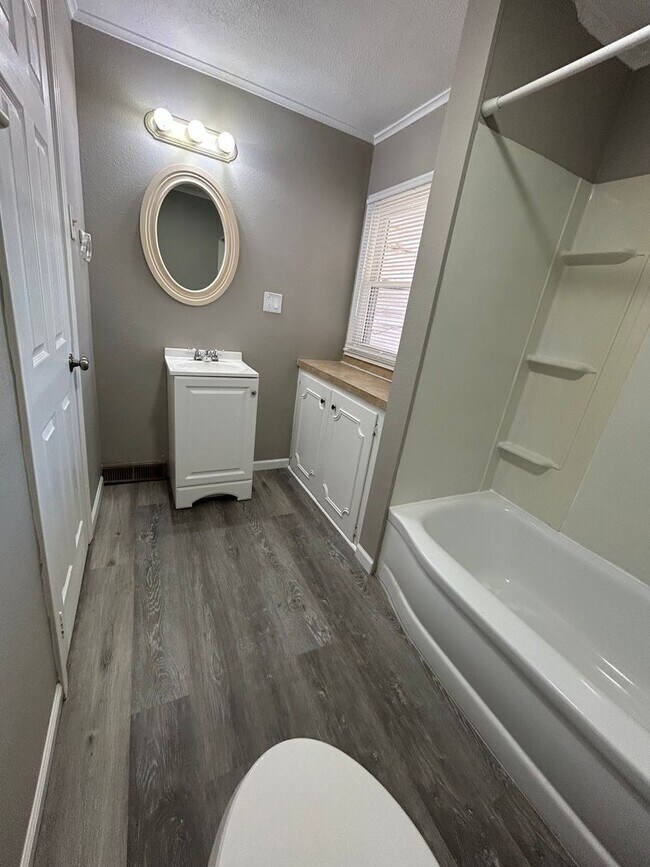 Building Photo - Remodeled And Very Adorable 3 Bedroom/2 Bathroom House