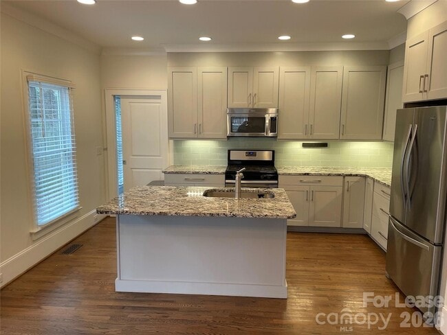 Building Photo - 2321 Barry St