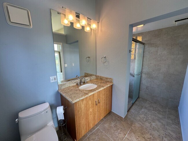 Building Photo - Stunning Home with Breathtaking Golf Cours...