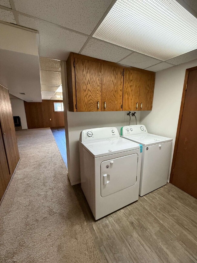 Building Photo - Spacious Home on Corner Lot Available!