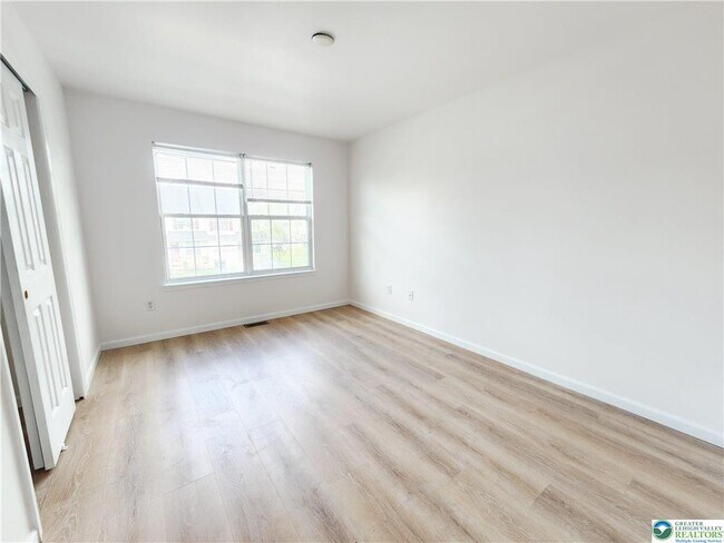 Building Photo - 937 King Way