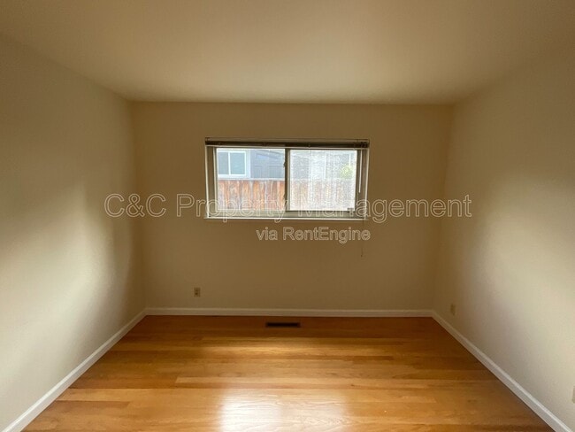 Building Photo - 1426 Ormsby Dr