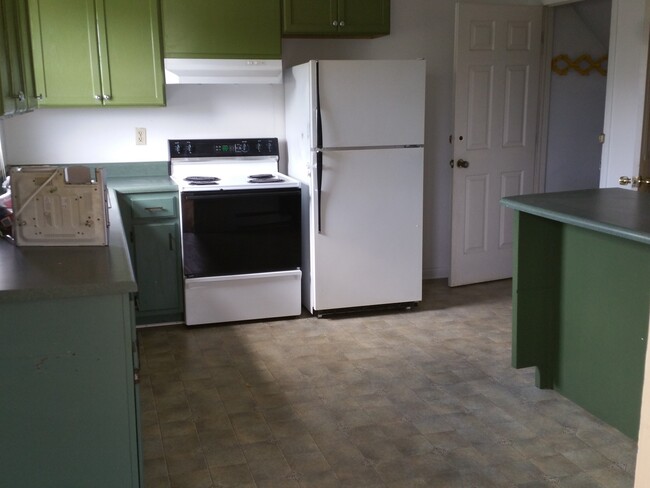Building Photo - Spacious 3 Bedroom Townhome