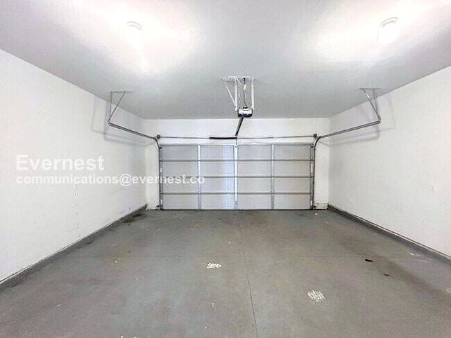 Building Photo - Limited Time Special Offer / 3 Bed/2.5 Bath Home with Garage / Pet-Friendly / Vouchers Accepted /...