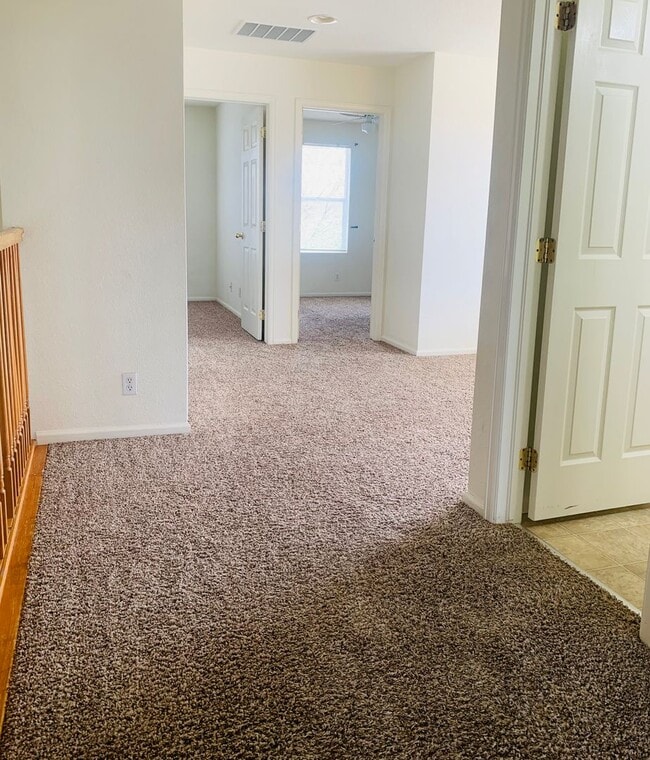 Building Photo - 3 Bedroom 2 Bathroom Townhome Close to DIA