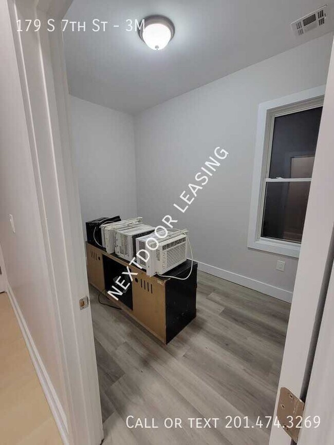 Building Photo - 179 S 7th St