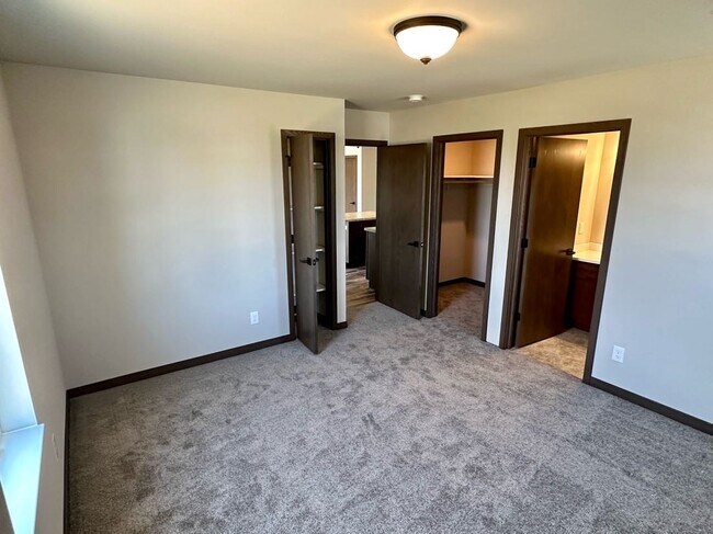 Building Photo - 719 W Spangler St