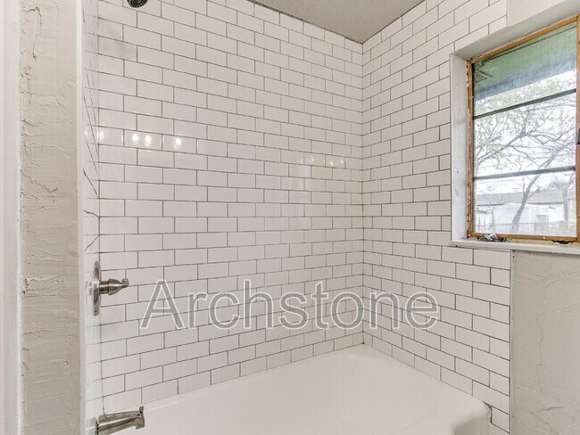 Building Photo - 1308 Kinkaid Dr