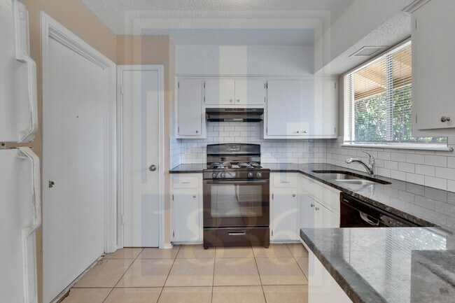 Building Photo - 8701 Clarewood Dr
