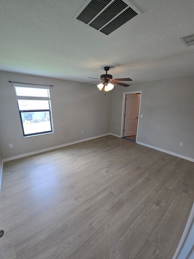 Building Photo - Gorgeous 4-Bedroom, 2.5-Bathroom Home in R...