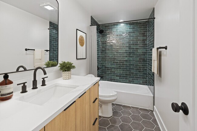 Building Photo - Renovated 3 bed in Logan Square - Now Leasing! (Garden Unit)