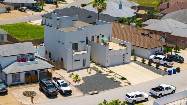 Building Photo - 15130 Reales Dr