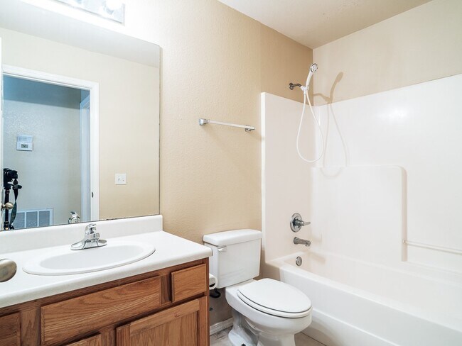 Building Photo - 1102 NW Lincoln Ct