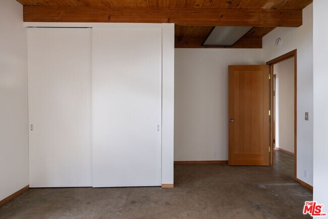 Building Photo - 2020 Mayview Dr