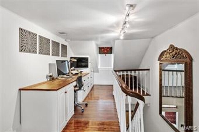 Building Photo - Beautiful 2 bedroom/ 2 bathroom apartment located right on Historic Main Street in St. Charles.