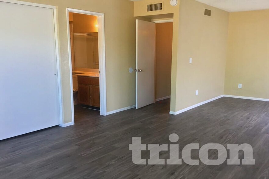 Building Photo - 10710 W Sells Dr