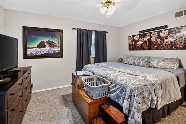 Building Photo - 5216-5218 Shorecrest Dr