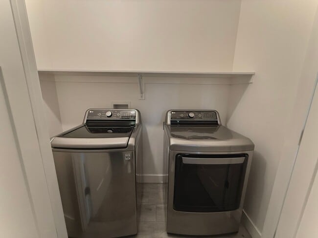 Building Photo - Beautiful SLC Town Home Available Now