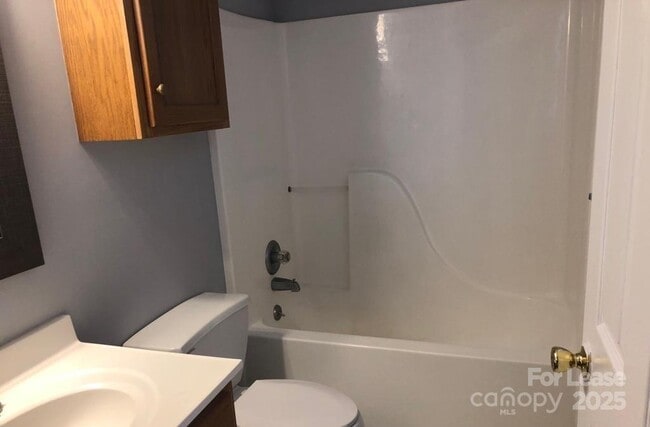 Building Photo - 1020 Ashford St