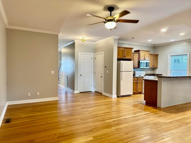 Building Photo - 114 W Green St