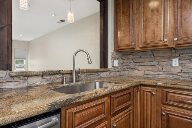Building Photo - 844 Bluebell Ct