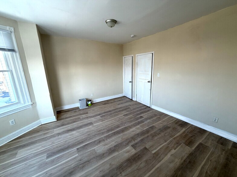 Building Photo - 5502 Thomas Ave