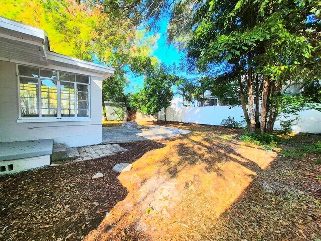 Building Photo - 2617 W Watrous Ave