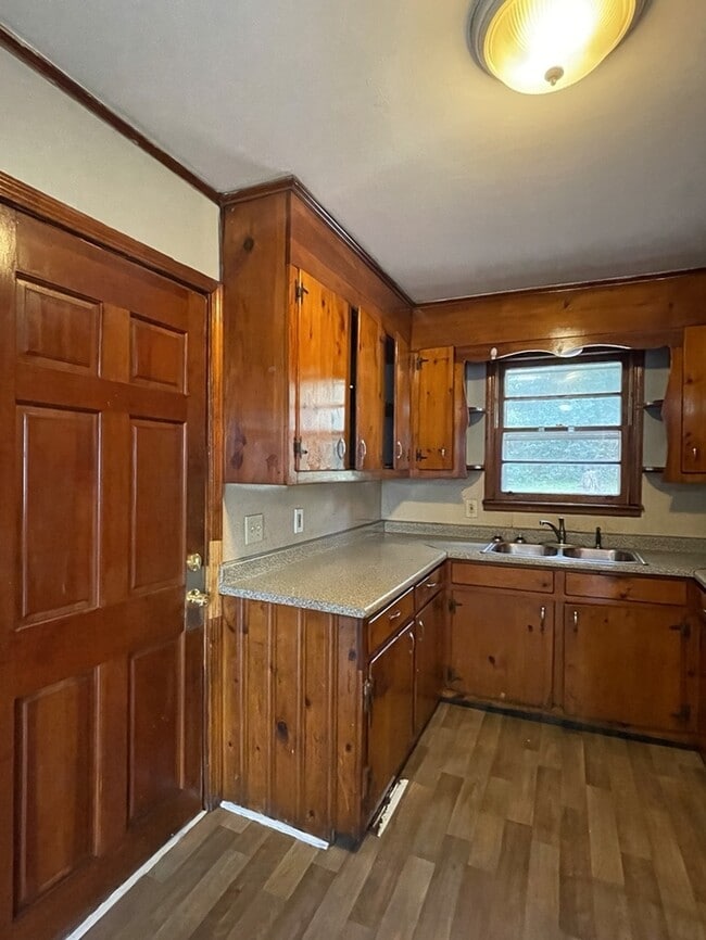 Building Photo - 3 bedroom 1.5 Bathroom