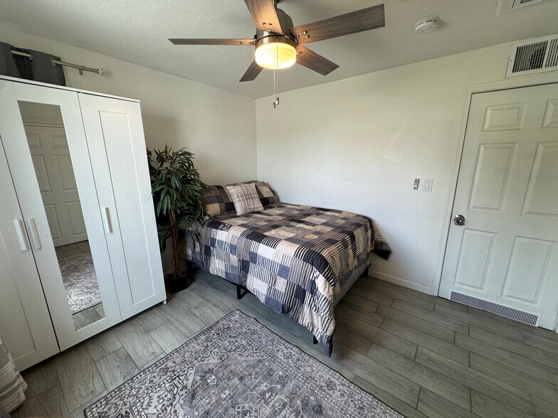 Guest bedroom - 214 N Horne