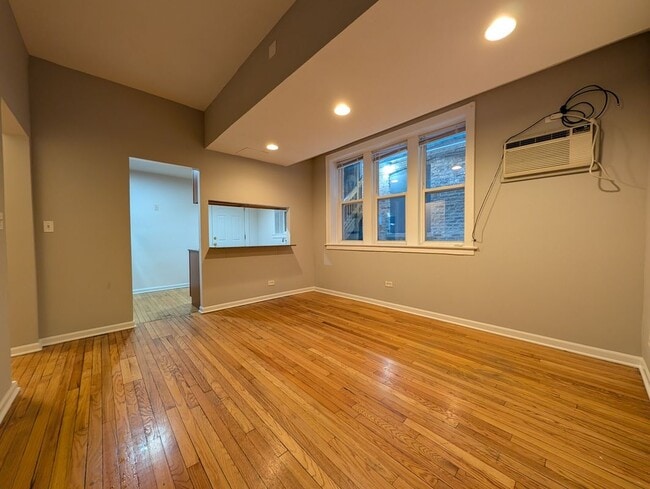 Building Photo - 1828 W Lawrence Ave