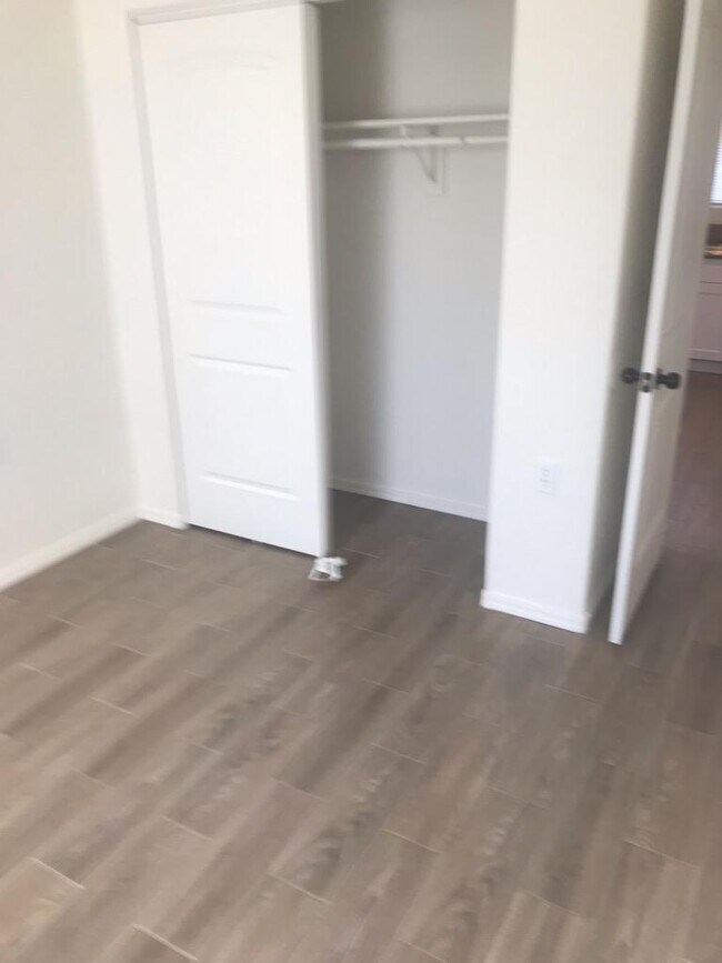 Building Photo - 1639 W Sauvignon Dr