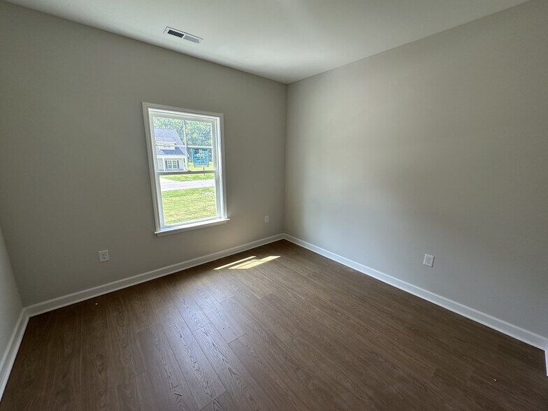 Building Photo - 411 Creeks Edge Dr