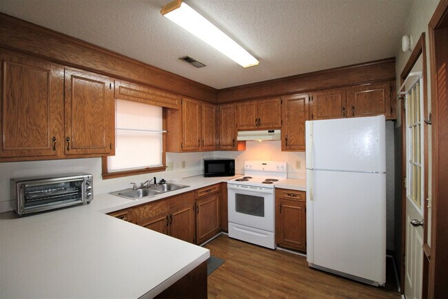 Building Photo - 60 Crowndale Ct