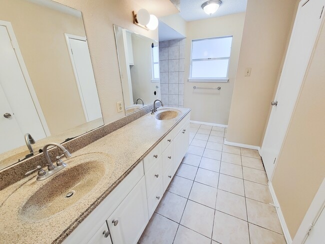 Building Photo - 2710 Quail Creek Dr