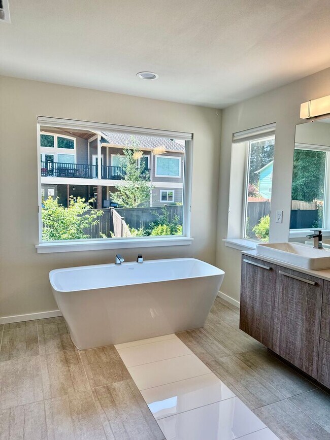 Building Photo - Luxury 4bed/2.5 bath home on Cul-de-sac! E...