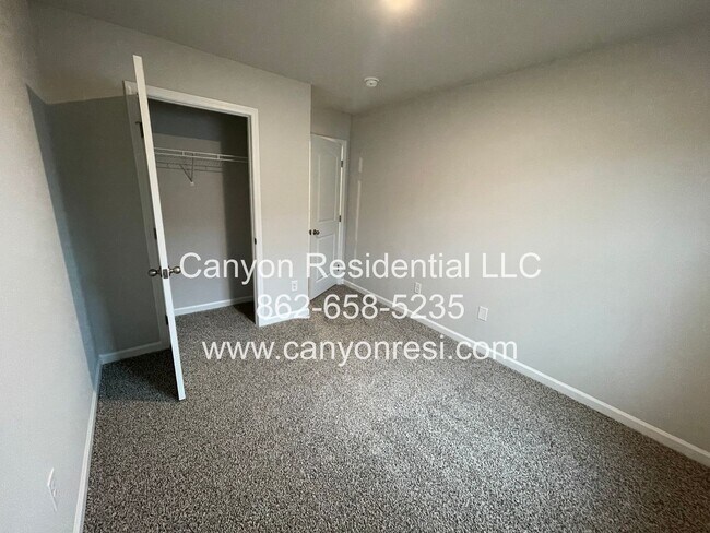 Building Photo - Great Location near everything, beautirul 4 Br 2 Bath