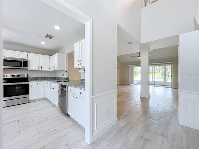 Building Photo - 900 W Charing Cross Cir