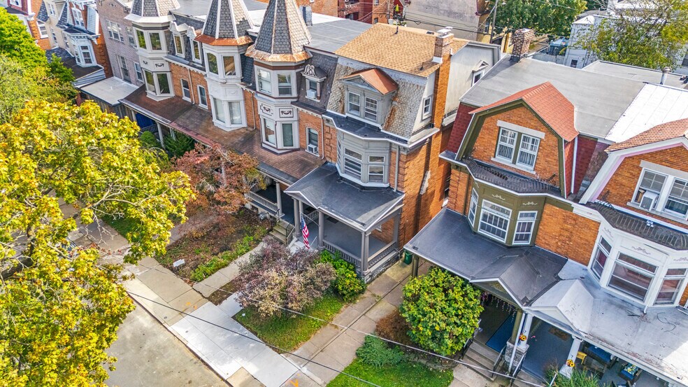 Building Photo - 1420 W Linden St