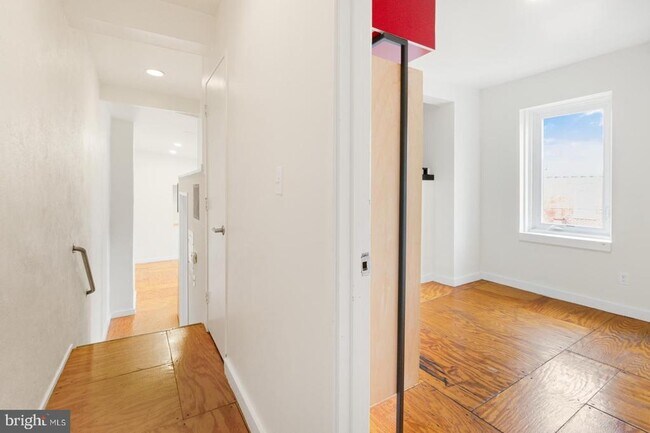 Building Photo - 1301 N 6th St