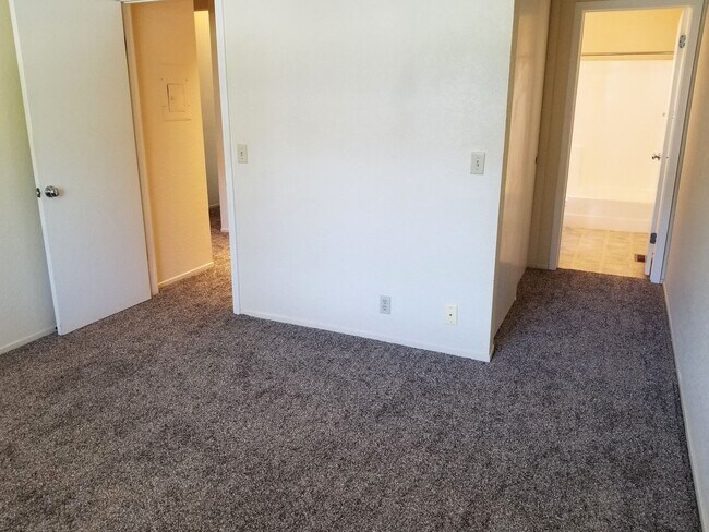 Building Photo - Two Bedroom Condo w/Loft  Sinsheimer Neigh...