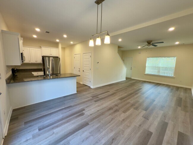 Building Photo - 613 Pershing Dr
